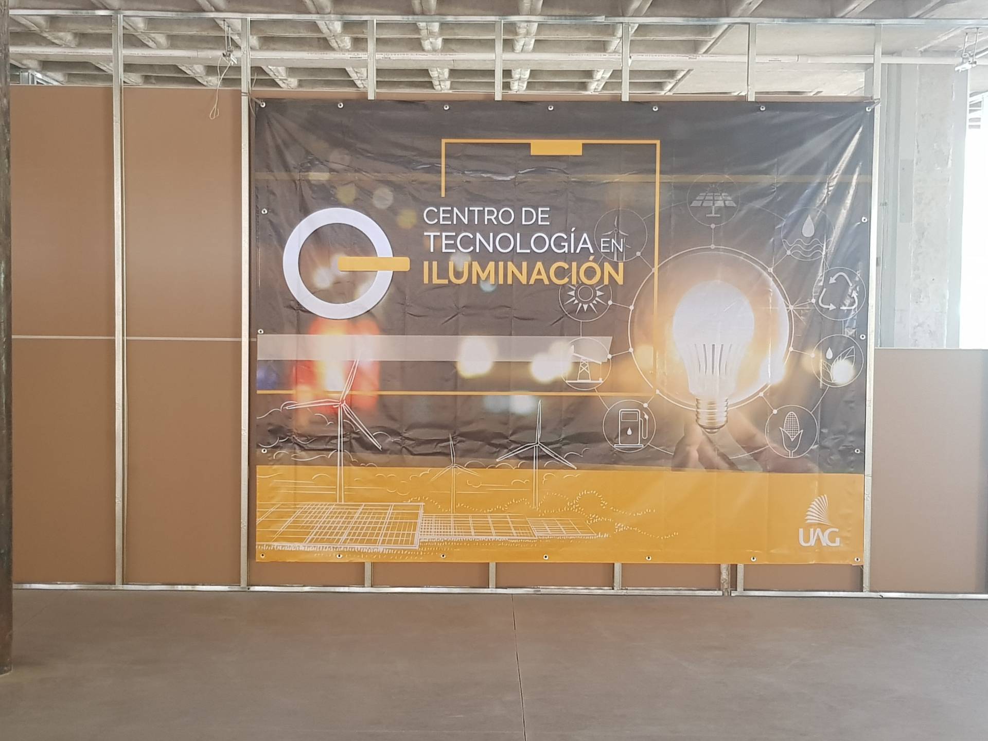 Remodelación de obra civil y aluminio centro de tecnologías de iluminación.