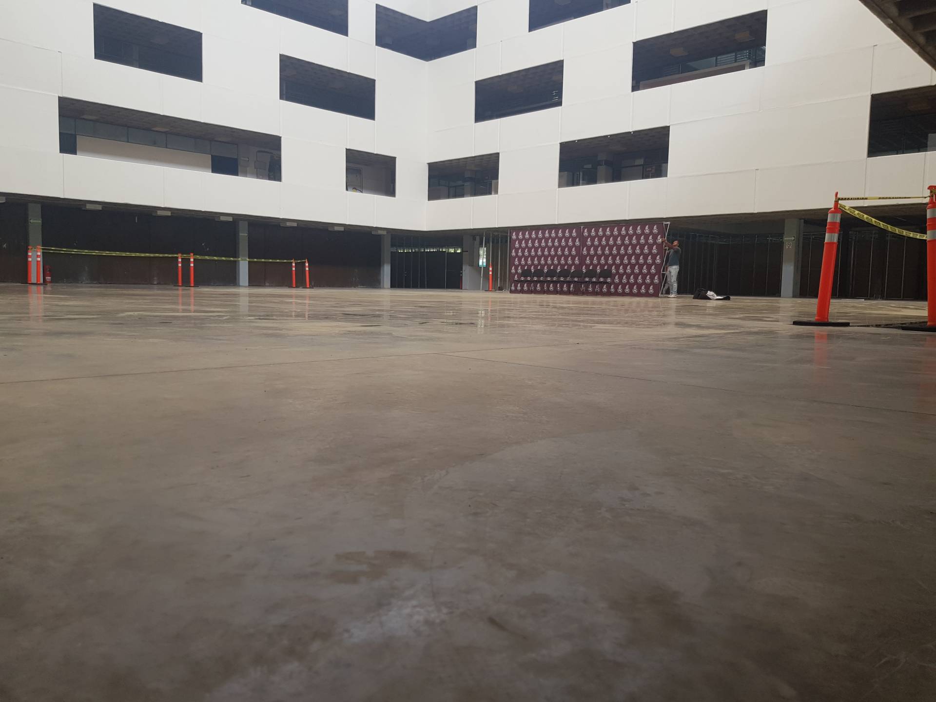 Remodelación de obra civil y aluminio centro de tecnologías de iluminación.