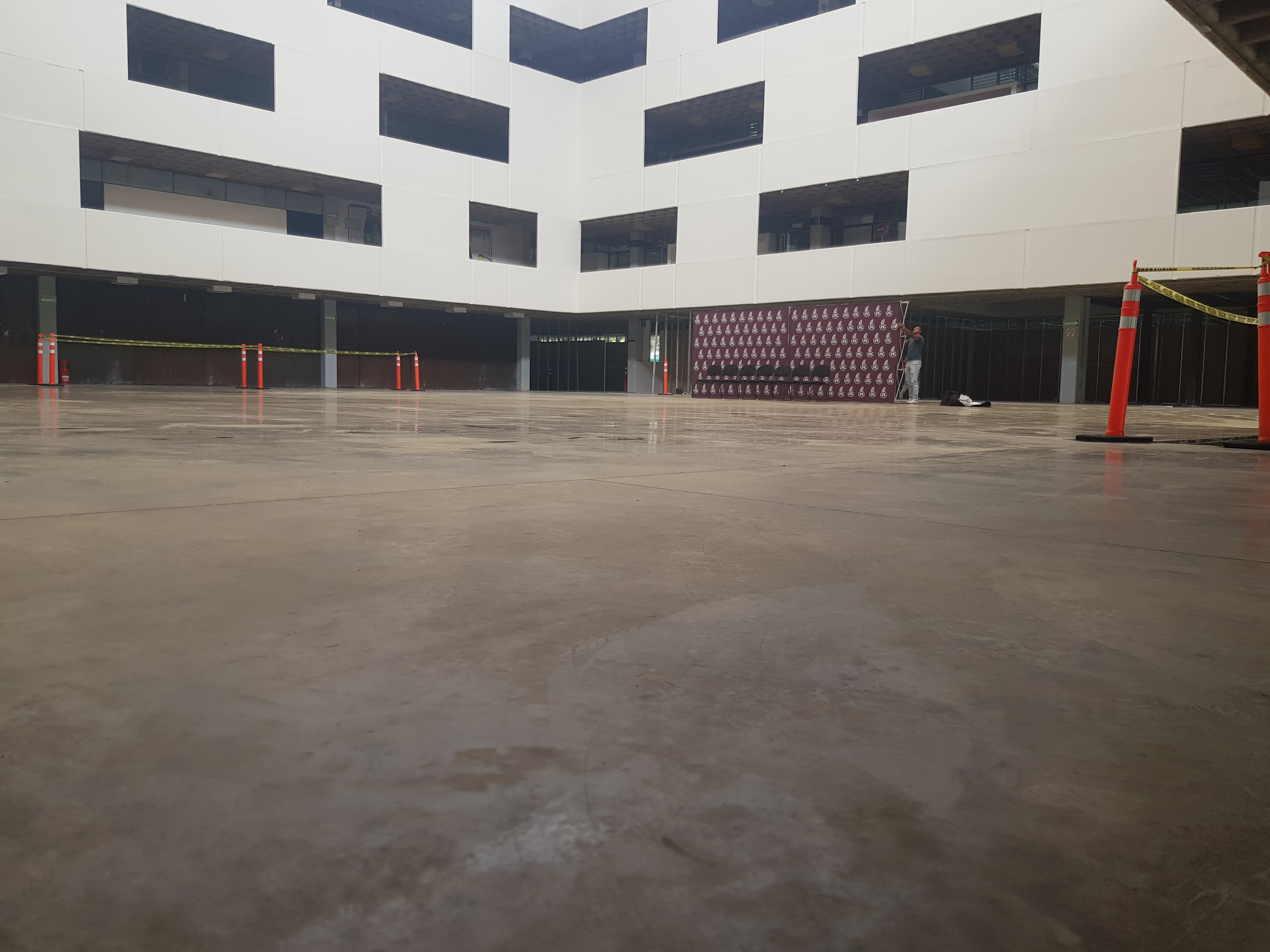 Remodelación de obra civil y aluminio centro de tecnologías de iluminación.